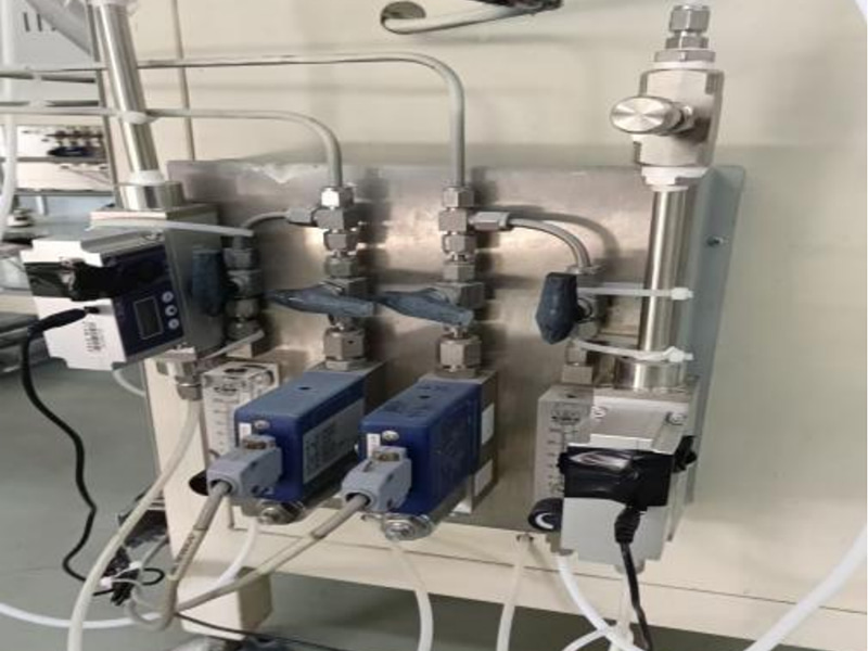 Magnetron porlasztó vákuumbevonatoló berendezések MFC tömegáram-szabályozójának alkalmazási jelentése